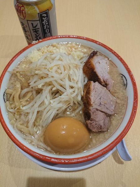 「レモンサワー350円 ＋ 味玉小らーめん790円」@豚と脂。の写真