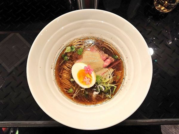「【W杯特別】エリックが旨いと言った牛と黒トリュフのラーメン」@トーキョーニューミクスチャーヌードル 八咫烏 CHIKARABOの写真