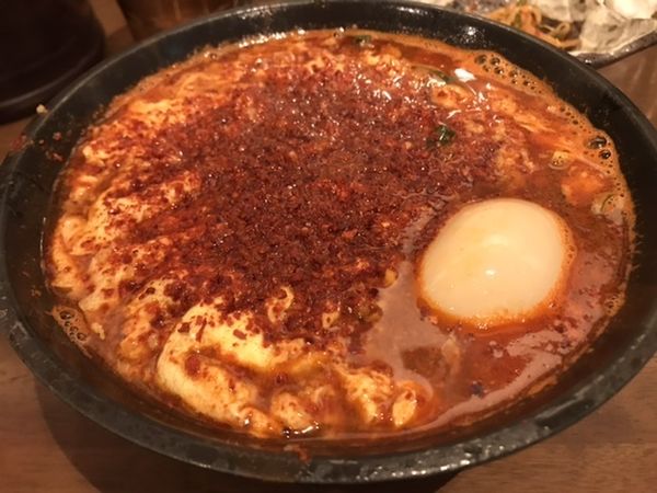 「辛麺激辛(蒟蒻麺)+味玉、ふわふわ玉子、ニンニク」@辛麺 華火 岩国店の写真