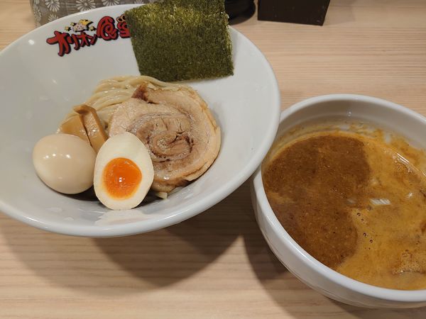 「濃魚つけ麺辛うま+味玉(麺少なめ、980円)」@オリオン食堂の写真