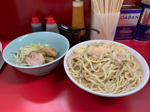 「大ラーメンぶた2枚 麺増し ニンニクアブラマシマシヤサイスクナメ」@ラーメン二郎 中山駅前店の写真