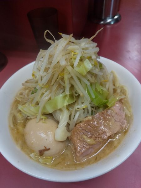 「少なめ750円(ヤサイ)味つけタマゴ100円」@ラーメン二郎 ひばりヶ丘駅前店の写真