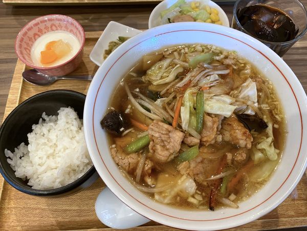 「野菜炒めラーメン（週替わりDセット）880円」@中華料理 莱禮の写真