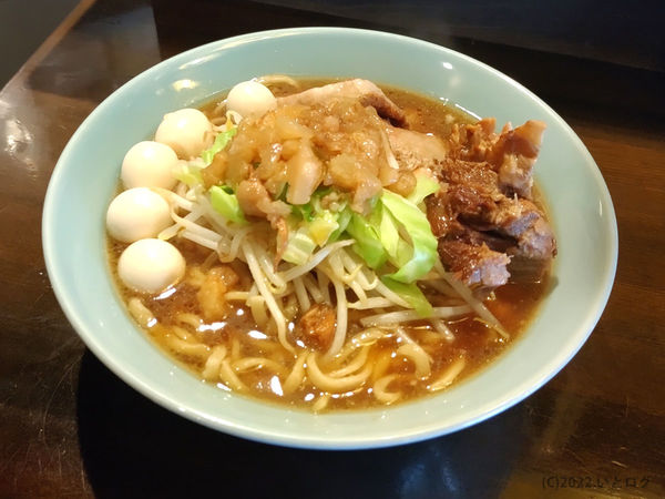 「中ラーメン（＋豚マシ＋うずら）」@立川マシマシ 9号店の写真