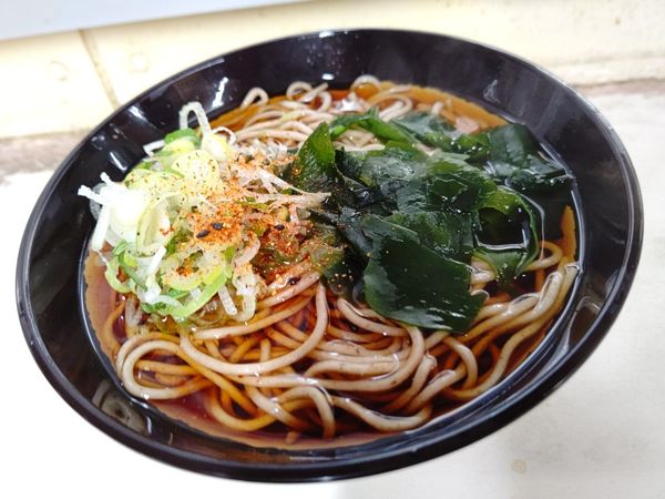 「かけそば(並盛)280円」@そば・うどん 八起家 西口店の写真