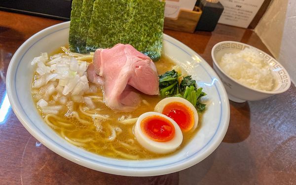 「豚骨醤油ラーメン（大盛）¥950 味玉¥110 白飯ハーフ¥10」@こいけのいえけいの写真