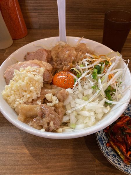 「汁なし（麺200g）+ニラキムチ」@男気らーめん アカギの写真