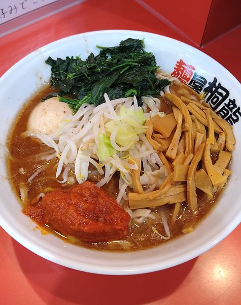 「らーめん小+ピリ辛メンマ､ほうれん草､アレ=🍅」@麺屋 桐龍 久喜店の写真