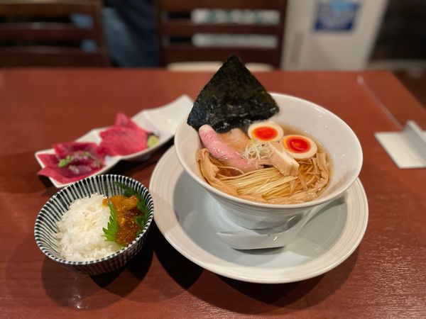 「津軽煮干し中華蕎麦（味玉入り）、【限定】大間のまぐろ」@酒肴場 屯の写真