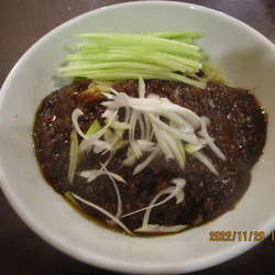 炸醤麺：ジャージャー麵 700円