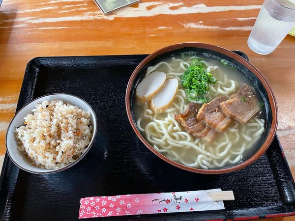 「三枚肉そば　じゅーしー」@ゆたかやそばの写真