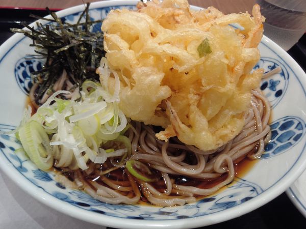 「かき揚げ天蕎麦　５００円」@越後そば 千住ミルディス店の写真