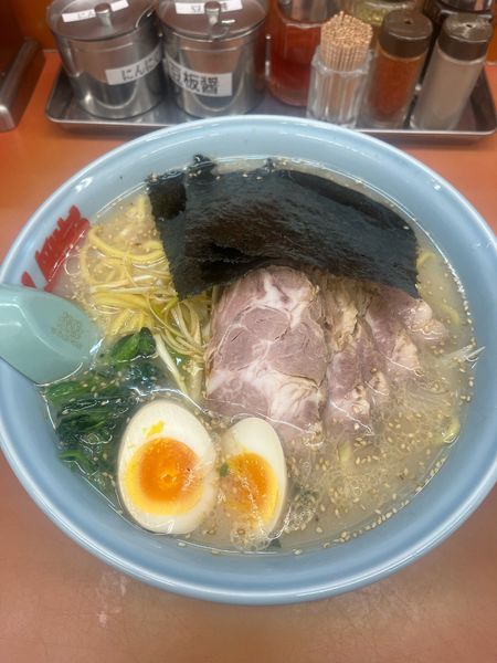 「塩ネギチャーシュー麺大盛(1240円)+味玉(JAF会員)」@ラーメン山岡家 熊谷店の写真