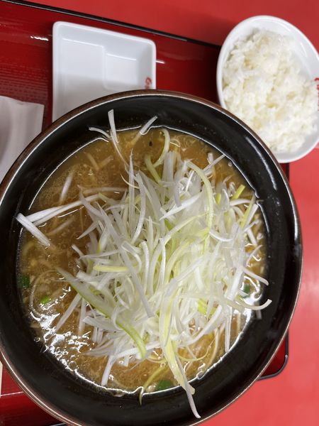 「ねぎ醤油ラーメン920円(さらしねぎに変更)＋無料ライス」@くるまやラーメン 浦和中島店の写真