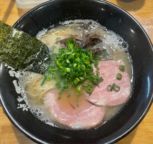 「Aセット　豚骨ラーメンと鶏チャーシュー丼」@博多一瑞亭 三田店の写真