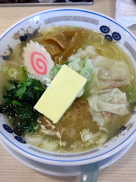 「ワンタンメン（塩）850円＋バター100円」@ラーメン 餃子 きたみの写真