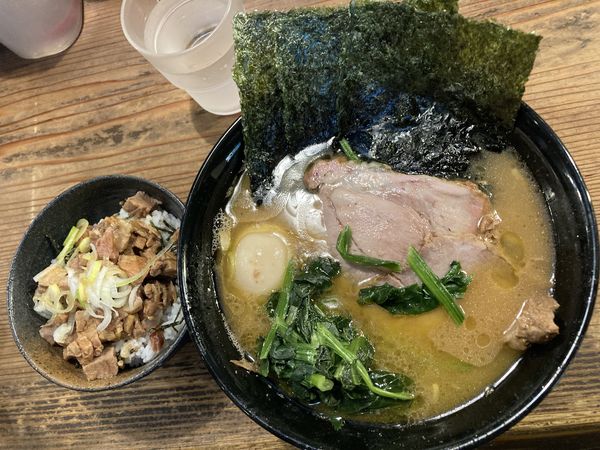 「ラーメン　Twitterサービス味玉　チャーシューまぶし丼」@家系ラーメン クックらの写真