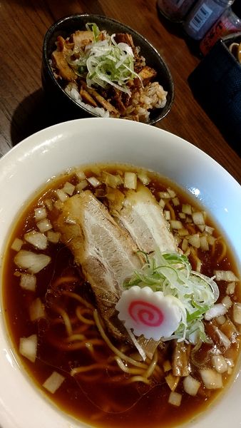 「鶏だし醤油らぁ麺(780円税込)＋ﾗﾝﾁﾁｬｰｼｭｰ丼」@鶏哲の写真