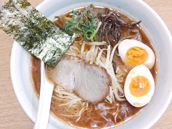 「黒とんこつらーめん＋味玉」@らーめん光醤の写真