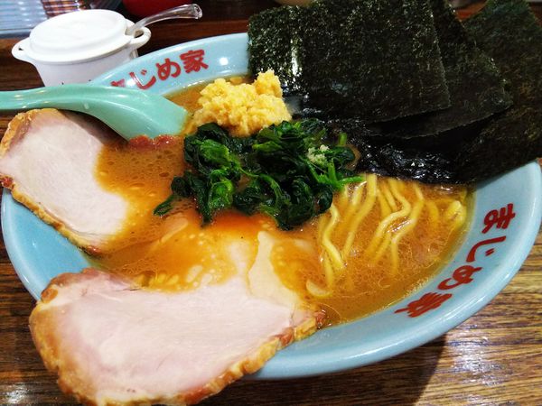 「ラーメン　並　※硬め　※㋗で５００円　＋おろししょうが：無料」@豚骨醤油ラーメン まじめ家の写真