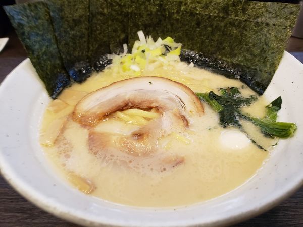 「塩豚骨ラーメン」@松壱家 藤沢南口店の写真