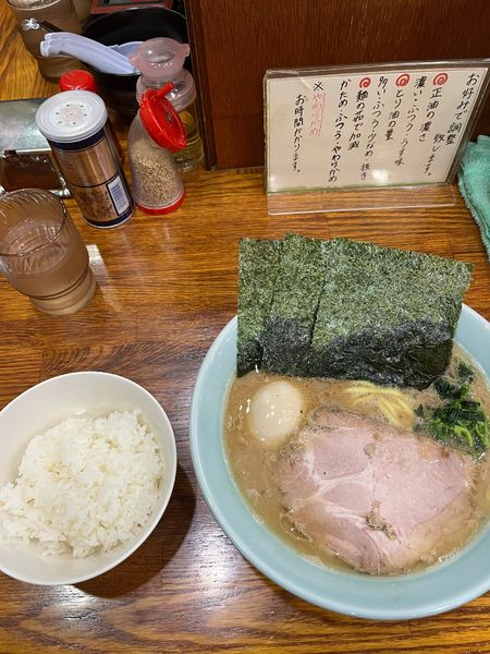 「味玉ラーメン硬め濃いめ、半ライス」@心一家の写真