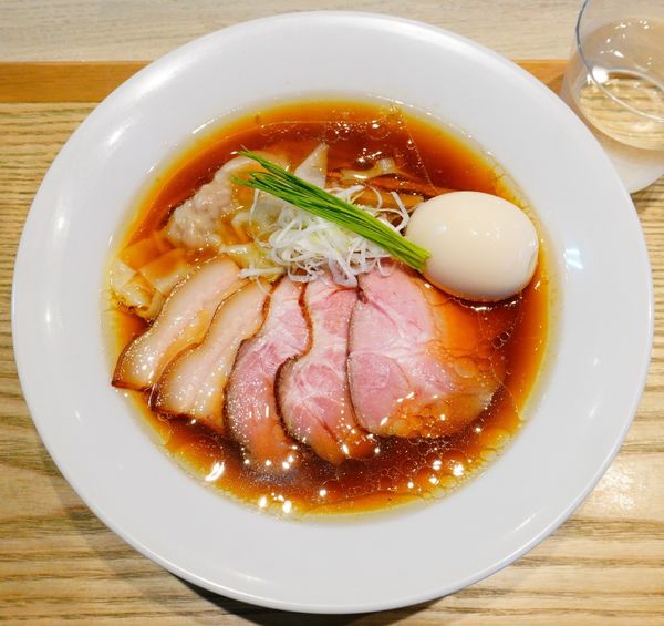 「特製中華蕎麦＜醤油＞（手もみ太麺）」@宍道湖しじみ中華蕎麦 琥珀 東京本店の写真