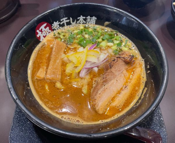 「辛煮干し豚骨ラーメン+唐揚げ+山わさびご飯 ￥920+￥0」@極煮干し本舗 荒川沖店の写真