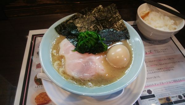 「家系ラーメン　味玉トッピング」@麺屋びっぷ 知多本店の写真