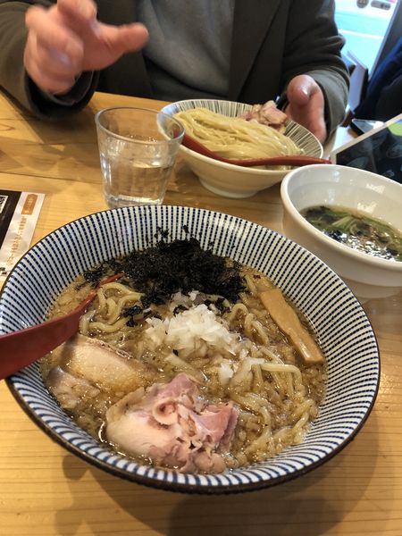 「背脂醤油ラーメン」@焼きあご塩らー麺 たかはし 新宿本店の写真