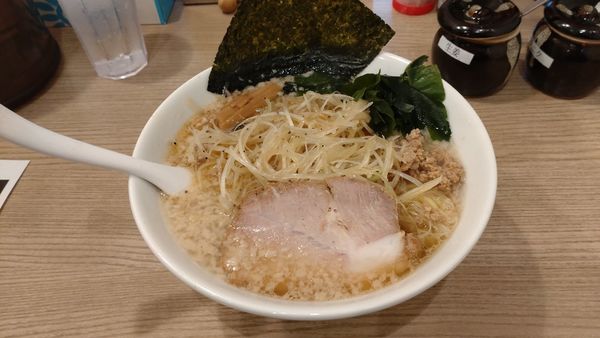 「こってりのねぎだく醤油らー麺」@コッテリの塩らー麺専門店 MANNISH 日暮里店の写真