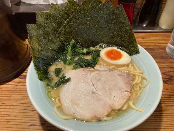 「豚骨醤油ラーメン＋海苔」@Neo家系らーめん 實家の写真