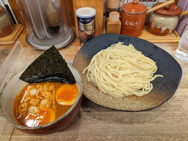 「辛味つけ麺中盛＋味玉」@つけ麺屋 やすべえ 新宿店の写真