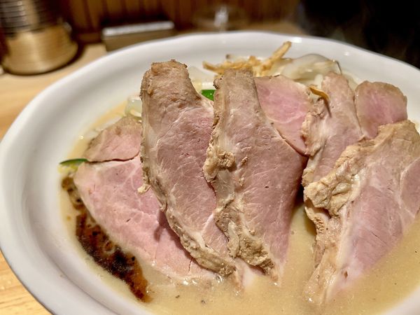 「黒味噌ラーメン チャーシュー増し ＋ もやし炒めおかわり自由」@花木流味噌 三鷹店の写真