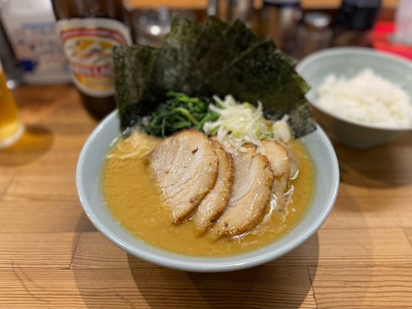 「豚骨スペシャル¥1100、小ライス¥120、瓶ビール¥690」@鶴一家の写真