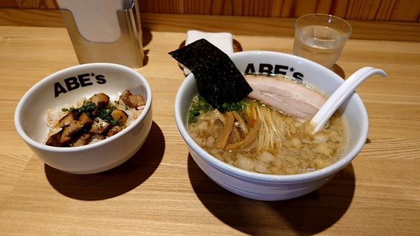 「背脂煮干し＋ミニチャーシュー丼」@ラーメン ABE'sの写真
