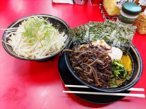 「ラーメン+キクラゲ+ねぎモヤシ（950円）」@IEKEI_TOKYO 王道家直系の写真