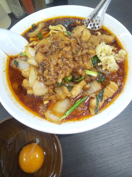 「辛いスタ満ソバ950円(辛さ控えめ)生玉子60円」@元祖スタミナ満点らーめんすず鬼 狭山ヶ丘分店の写真