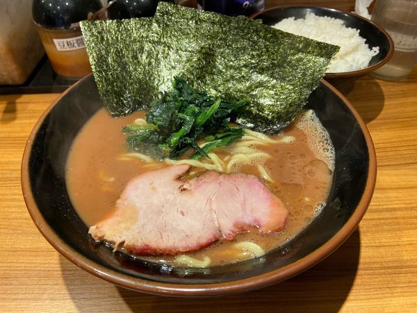 「ラーメン800円 大盛100円 ライス50円」@横浜家系らーめん 輝道家の写真
