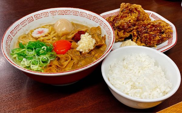 「旨辛肉玉そば(並盛)＋味玉＋ごはん(小)＋ソース鶏もも唐揚げ」@元祖 肉玉そば越智の写真