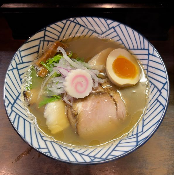 「えび塩ら〜めん（900円）半玉入り」@尼龍の写真