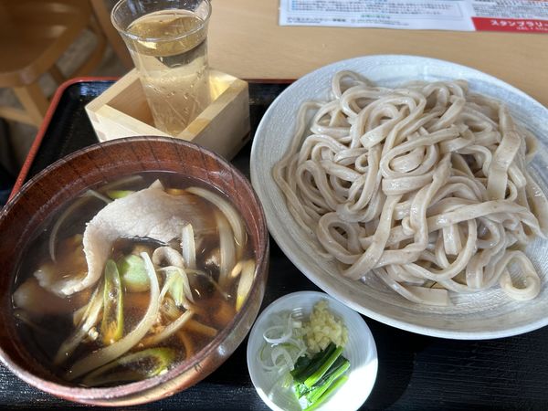 「肉汁うどん(並400g)880円➕冷酒（アテ付き）693円」@手打ちうどん 和の写真