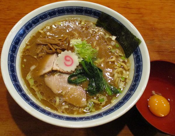 「味噌中華そば＋生卵1個　880円＋50円」@味噌中華そば からす味の写真