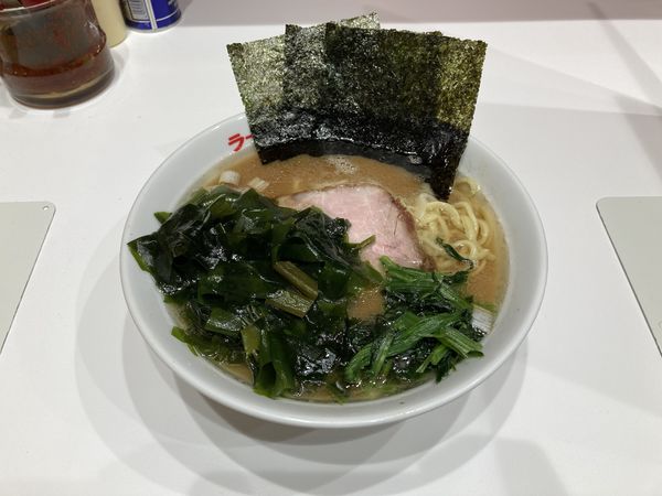 「ラーメン＋大船渡直送穂先わかめ」@ラーメン 三浦家の写真