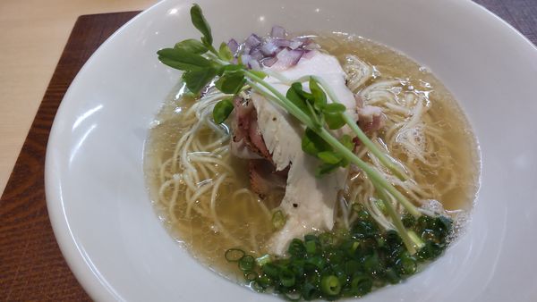 「限定3牡蠣の塩蕎麦850円　青唐辛子の替玉230円」@論露に不二の写真