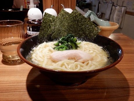「家系ラーメン　塩　並」@横浜家系ラーメン 横浜道 新宿西口店の写真