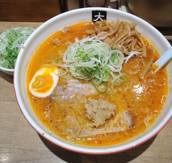 「こく辛味噌大盛り+メンマ+ネギ」@大島の写真