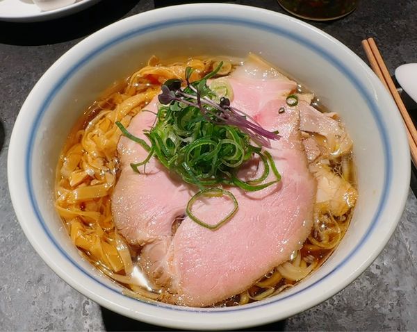 「REGULAR 醤油ラーメン」@駄目な隣人 新宿店の写真