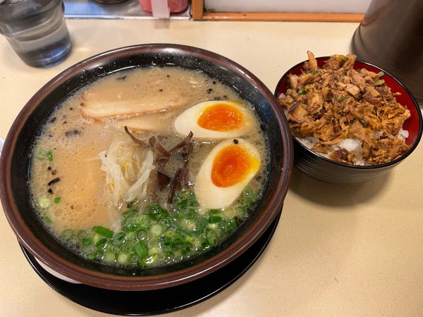 「とんこつらーめん + 味付玉子 + チャーシュー丼」@創作とんこつともあれの写真