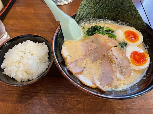 「人気No.1ラーメン」@横浜家系ラーメン 吟家 稲毛海岸店の写真